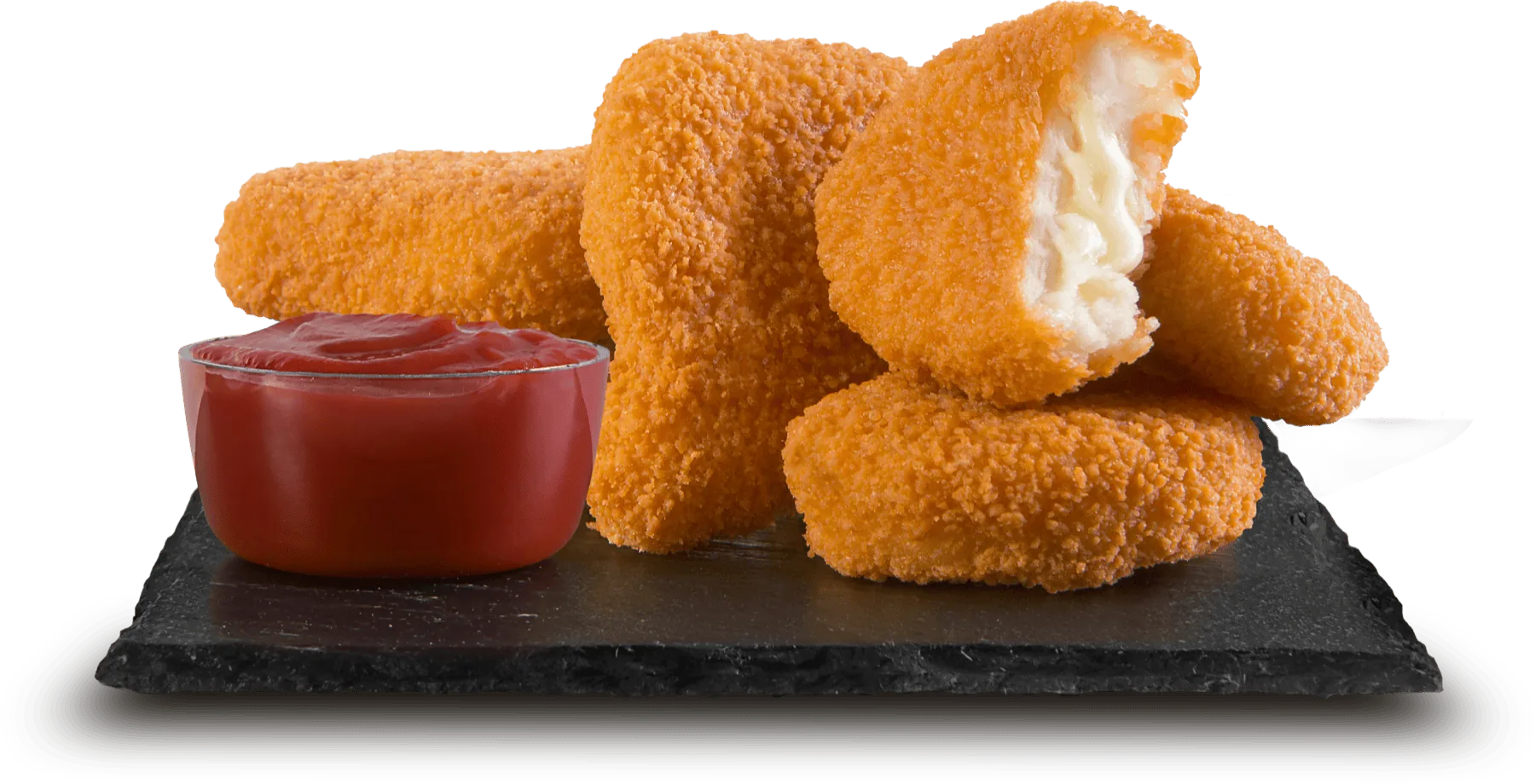 Chicken de frango com queijo empanado Baita em uma tábua de pedra preta, com um potinho de ketchup e um pedaço mordido mostrando o recheio de queijo